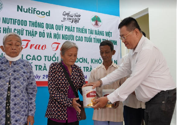 Nutifood hỗ trợ sữa dinh dưỡng cho người lớn tuổi khó khăn 