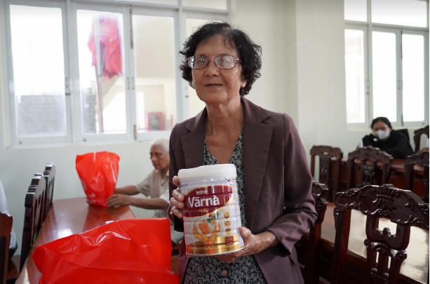 Nutifood hỗ trợ sữa dinh dưỡng cho người lớn tuổi khó khăn 