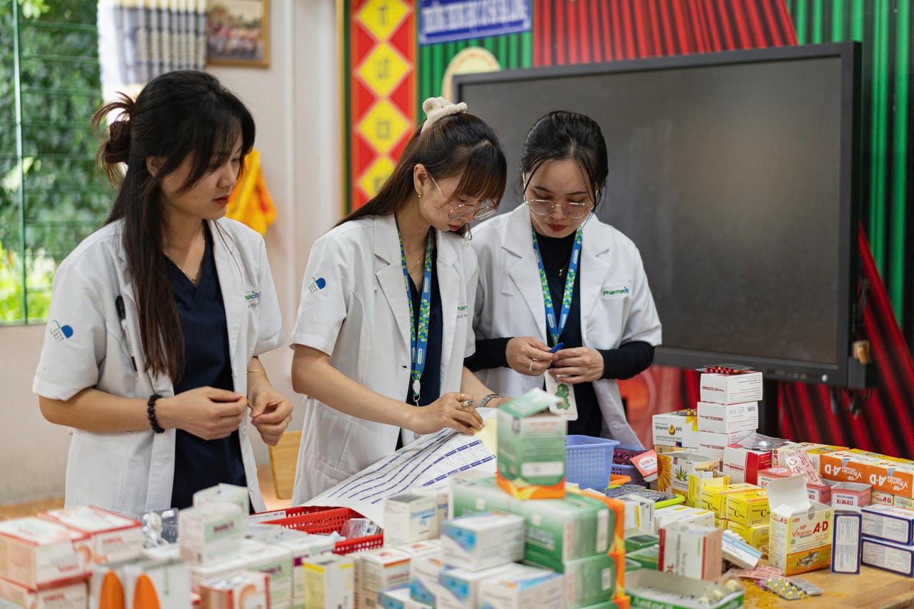 Dược sĩ Pharmacity hỗ trợ đo huyết áp, hướng dẫn sử dụng thuốc cho bà con huyện Đam Rông