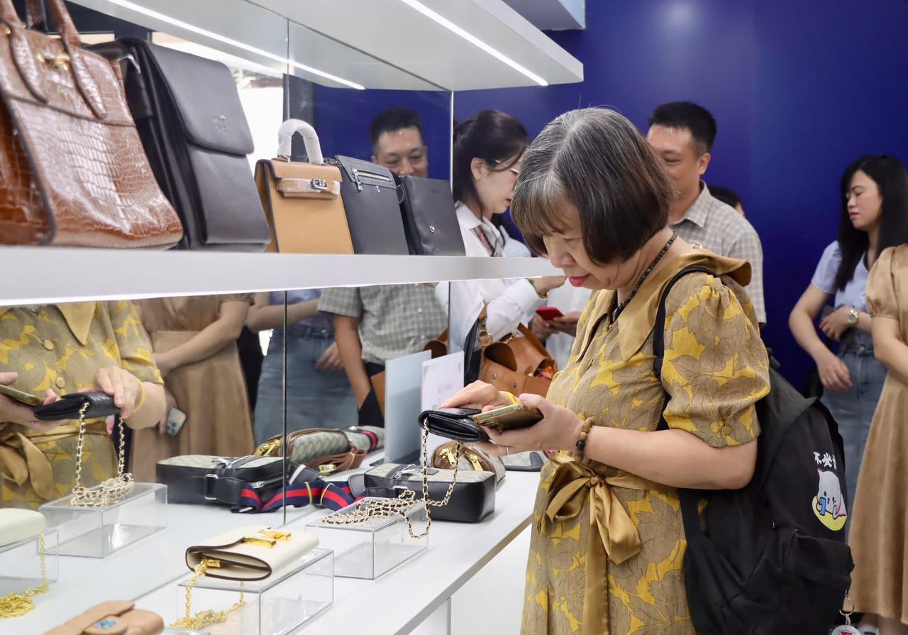 Mở cửa Phòng trưng bày "Nhận diện hàng vi phạm" 