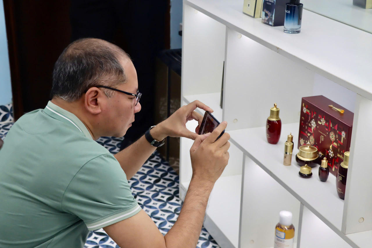 Mở cửa Phòng trưng bày "Nhận diện hàng vi phạm" 