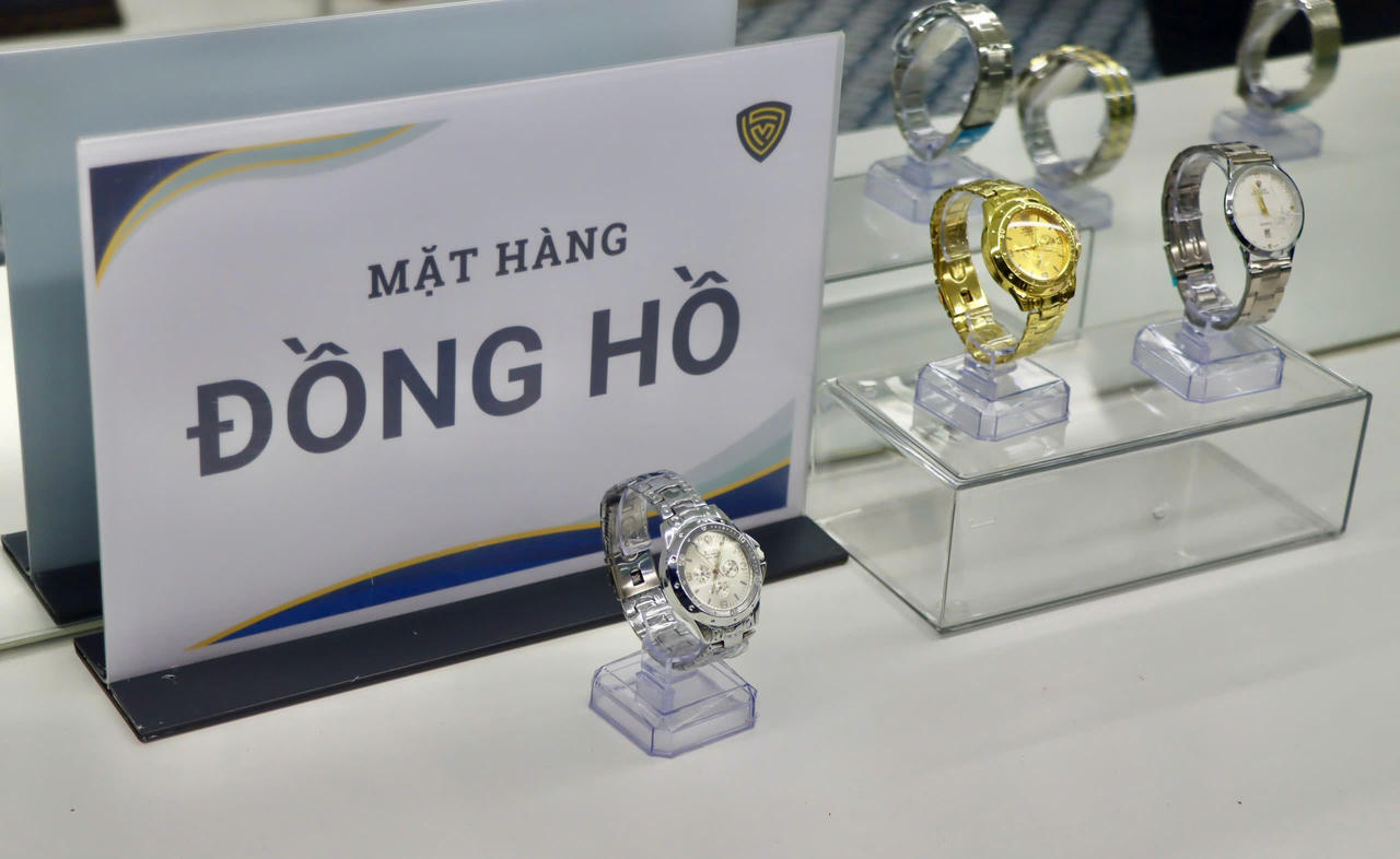 Mở cửa Phòng trưng bày "Nhận diện hàng vi phạm" 