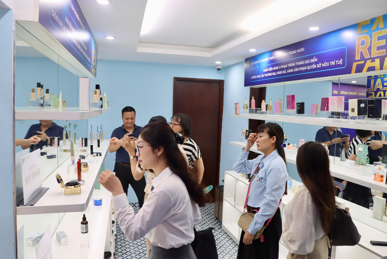 Mở cửa Phòng trưng bày "Nhận diện hàng vi phạm" 