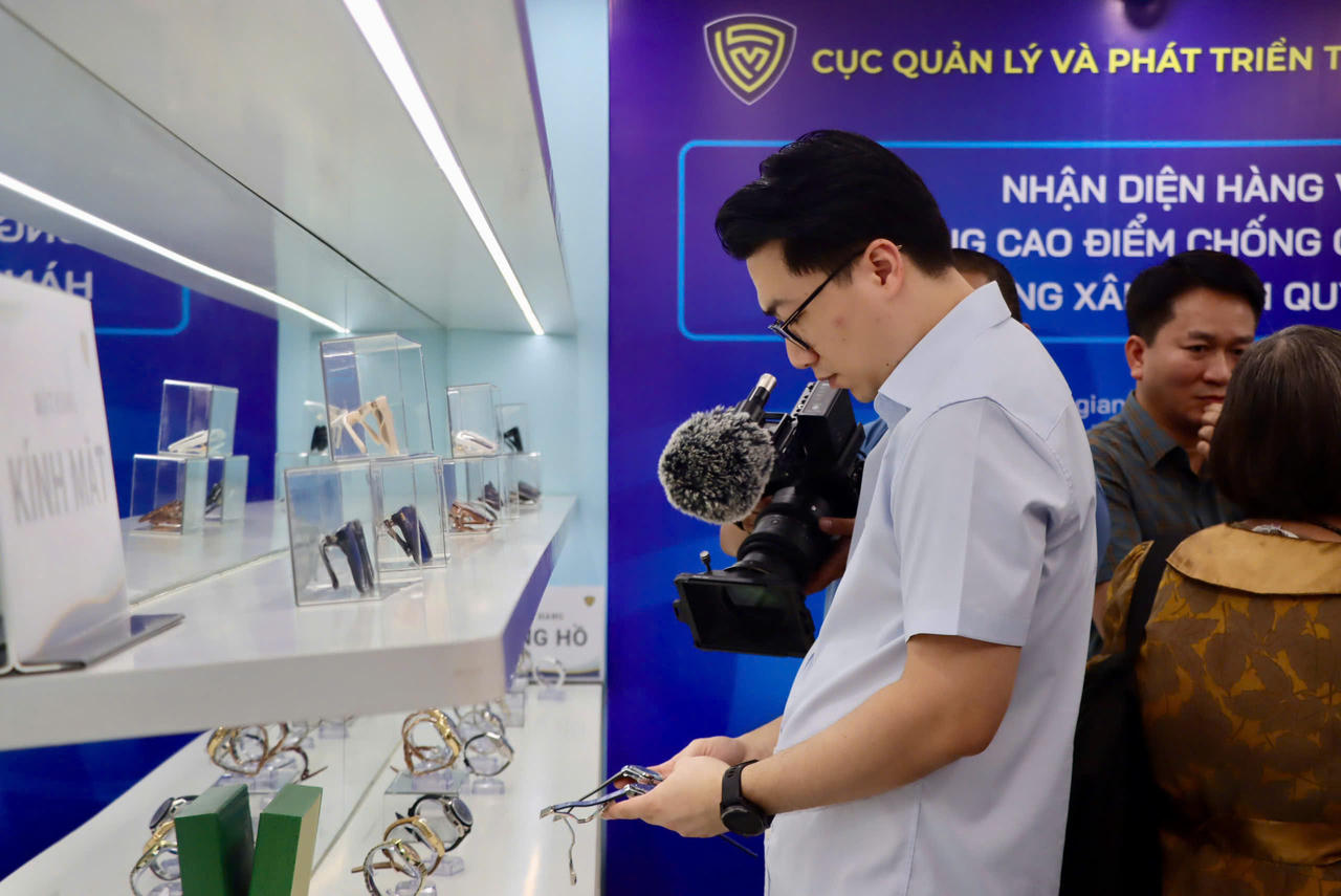 Mở cửa Phòng trưng bày "Nhận diện hàng vi phạm" 