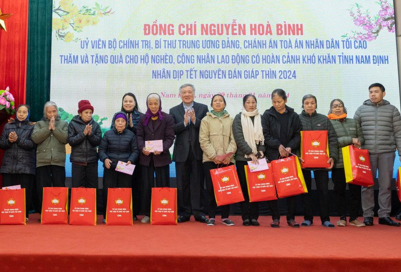 Chánh án Tòa án Nhân dân tối cao Nguyễn Hòa Bình thăm và chúc Tết tại tỉnh Nam Định