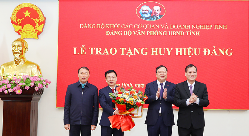 Chủ tịch UBND tỉnh Nam Định nhận huy hiệu 30 năm tuổi Đảng