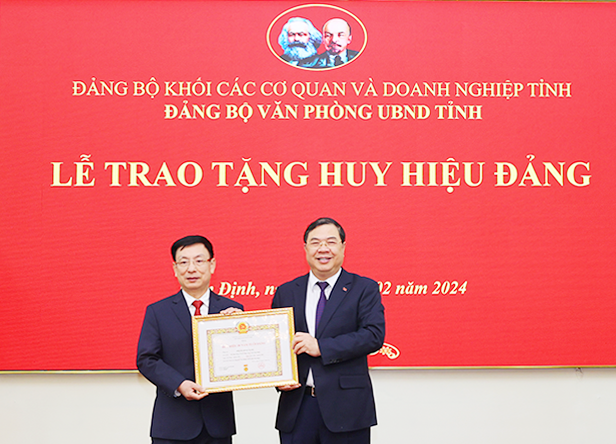 Chủ tịch UBND tỉnh Nam Định nhận huy hiệu 30 năm tuổi Đảng