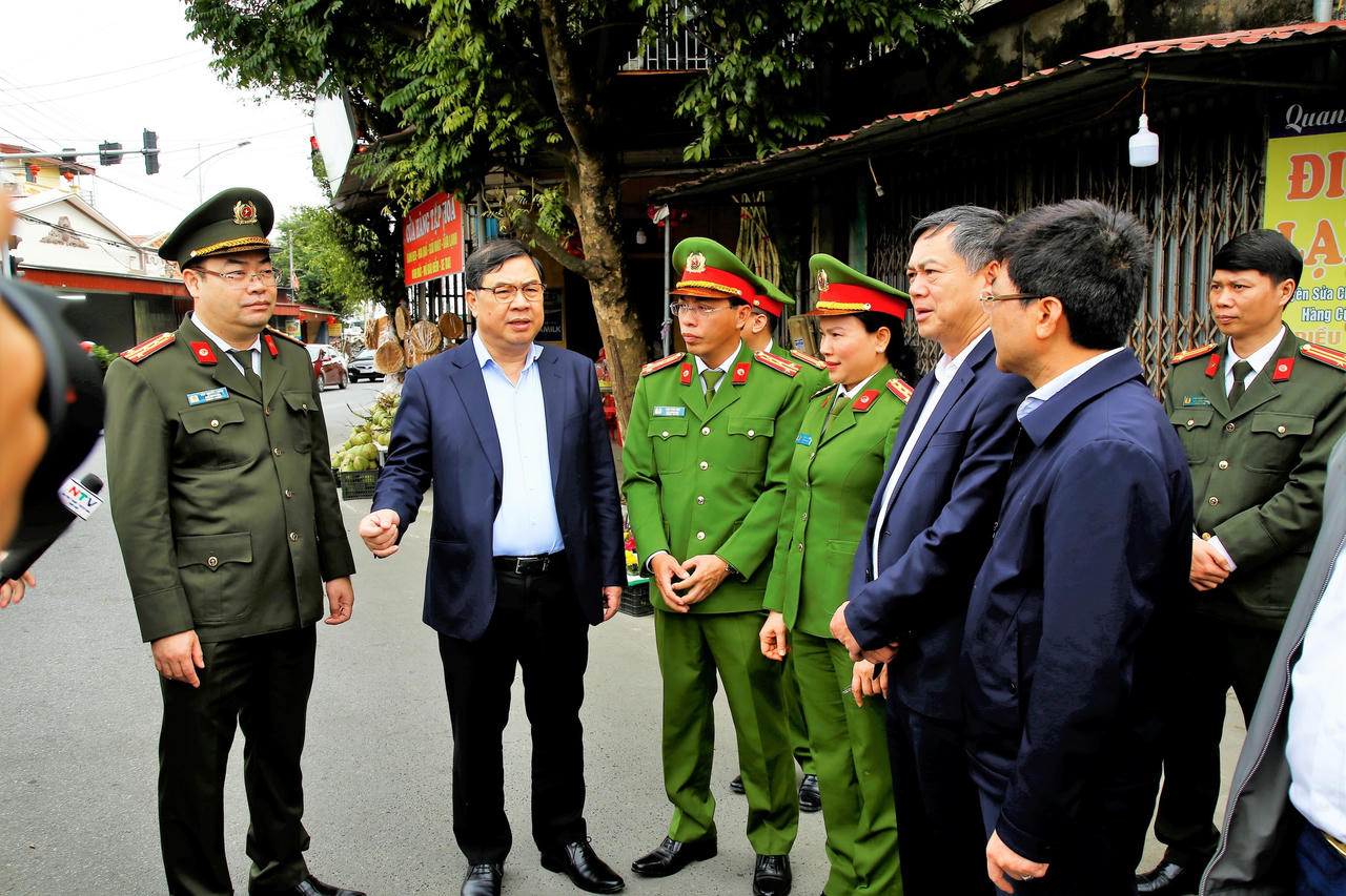 Bí thư tỉnh ủy Nam Định kiểm tra công tác tổ chức hội chợ Viềng tại Vụ Bản