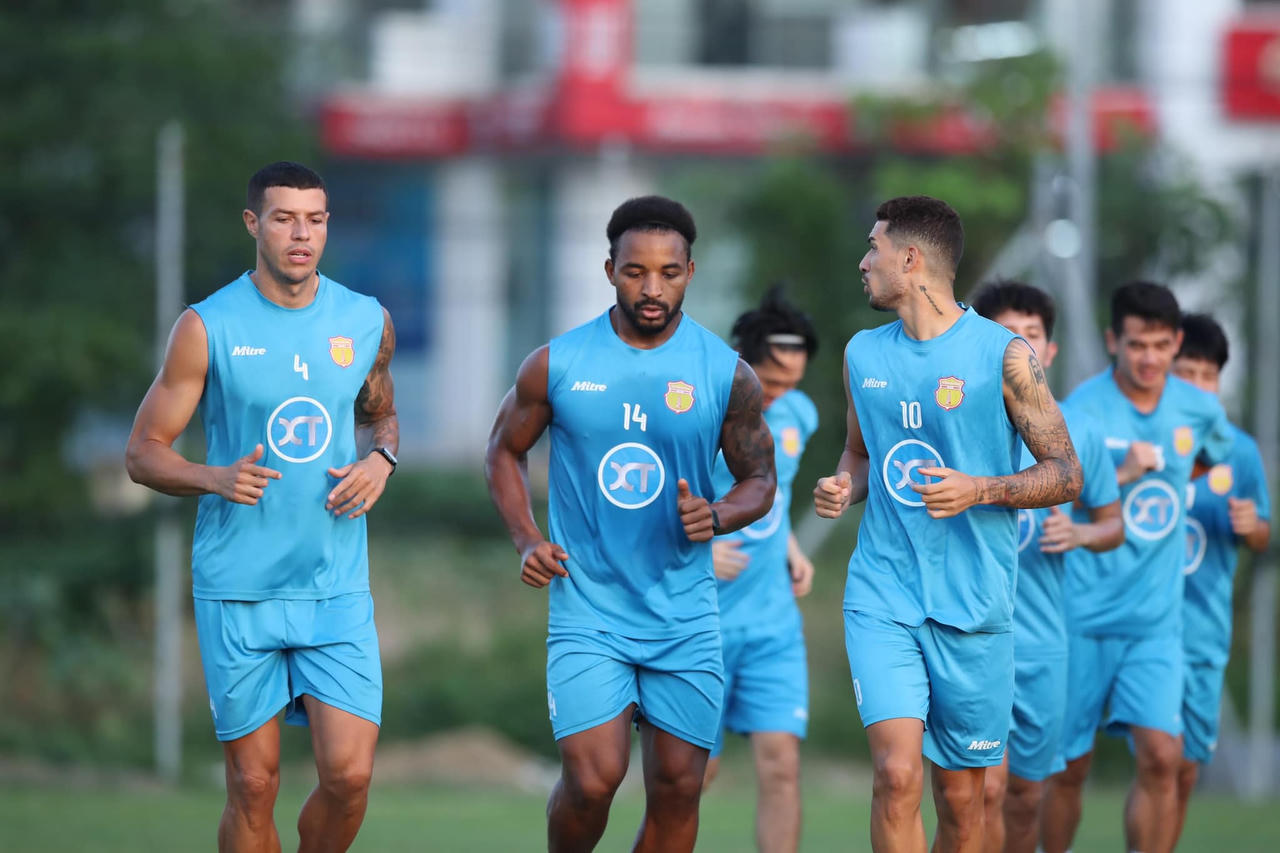 CLB Thép Xanh Nam Định lên kịch bản nâng Cúp vô địch V-League 2023/24