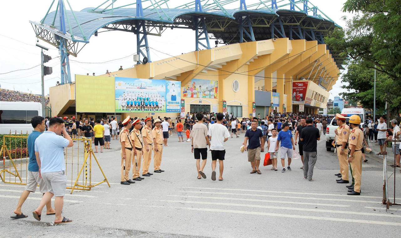 Nam Định: Lực lượng chức năng căng mình làm nhiệm vụ tại sân Thiên Trường