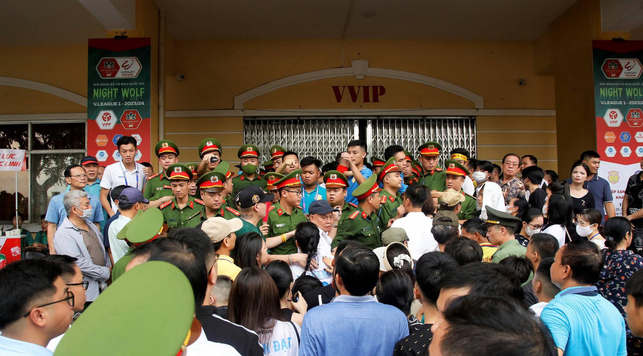 Nam Định: Lực lượng chức năng căng mình làm nhiệm vụ tại sân Thiên Trường