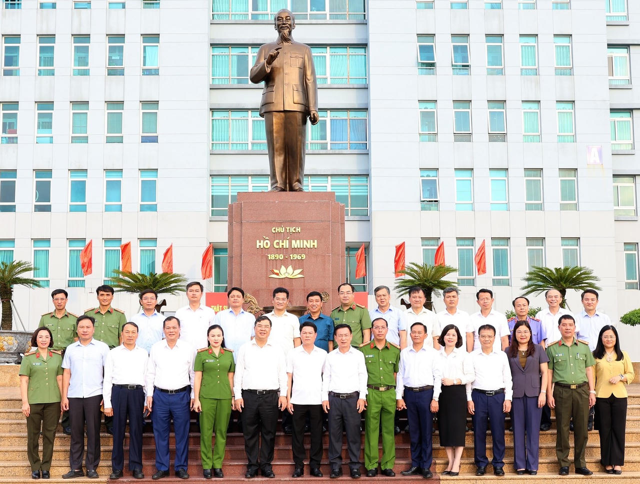Bí thư tỉnh ủy Nam Định Phạm Gia Túc chúc mừng Công an tỉnh nhân Ngày truyền thống