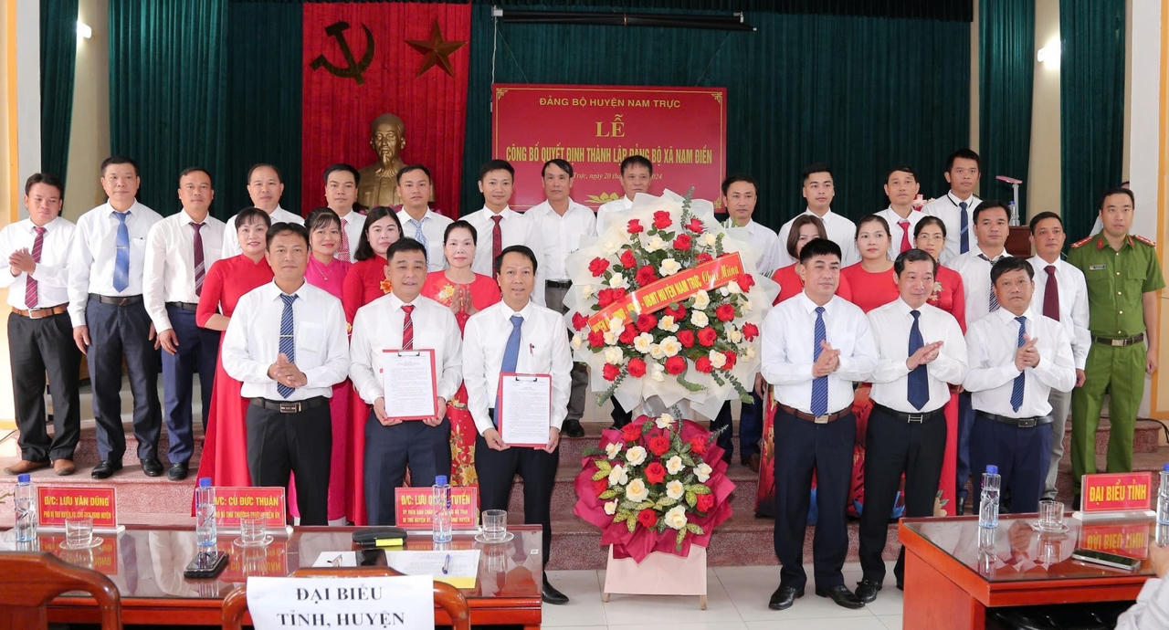 Nam Định lần lượt công bố Đảng bộ các xã, phường, thành phố