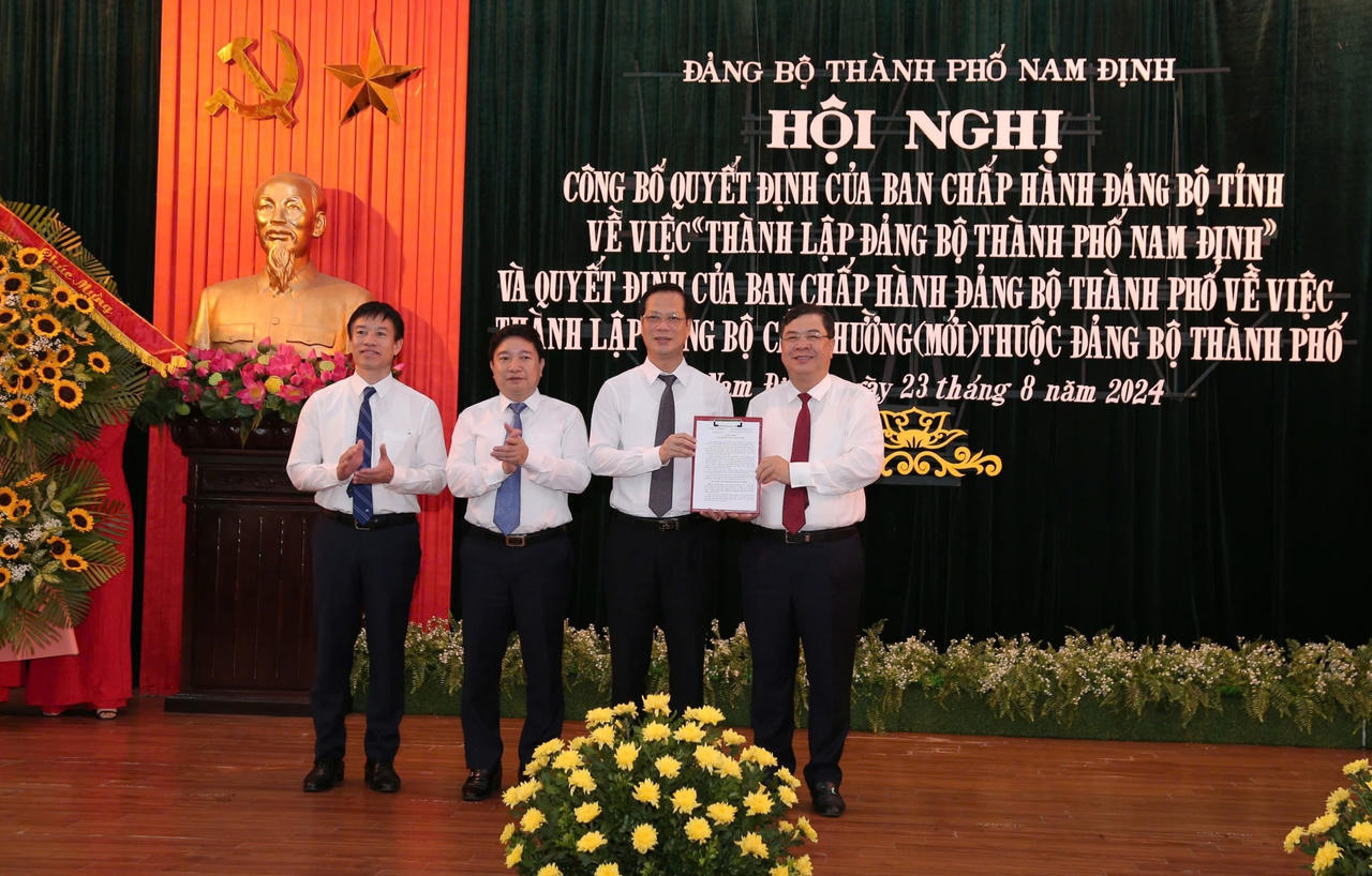 Nam Định lần lượt công bố Đảng bộ các xã, phường, thành phố