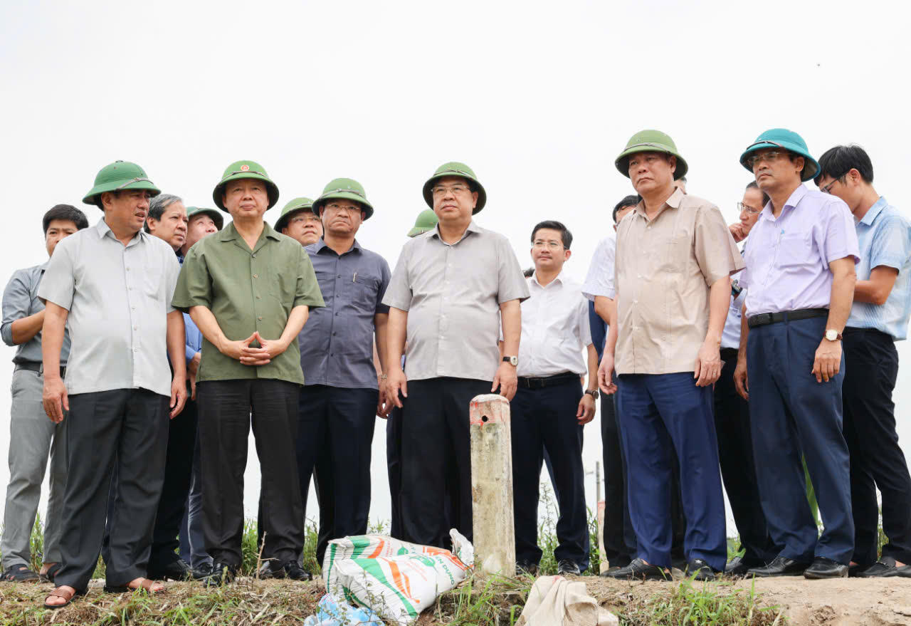 Phó Thủ tướng Trần Hồng Hà kiểm tra tình hình lũ tại Nam Định