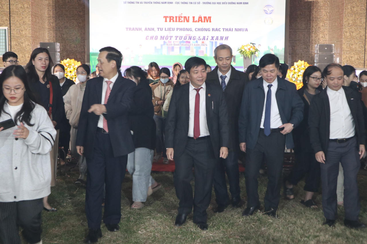 Triển lãm tranh, ảnh, tư liệu phòng, chống rác thải nhựa năm 2024