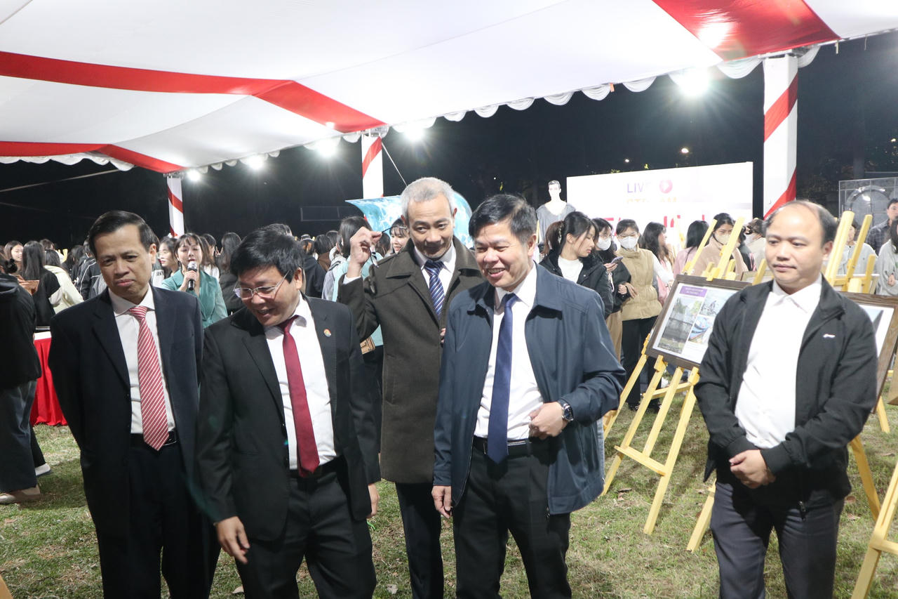 Triển lãm tranh, ảnh, tư liệu phòng, chống rác thải nhựa năm 2024