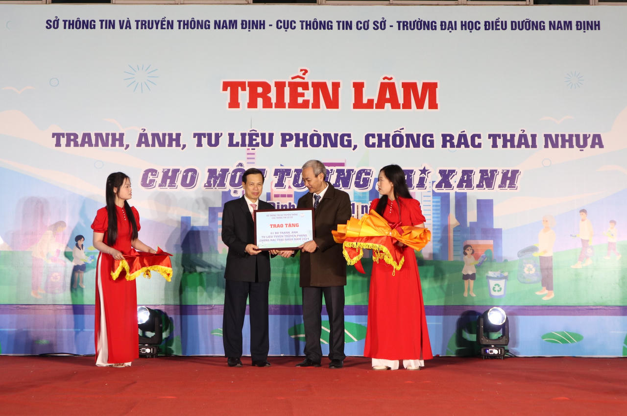 Triển lãm tranh, ảnh, tư liệu phòng, chống rác thải nhựa năm 2024