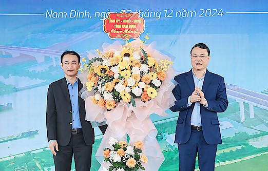 Nam Định tiến hành nghi thức hợp long cầu vượt sông Đáy