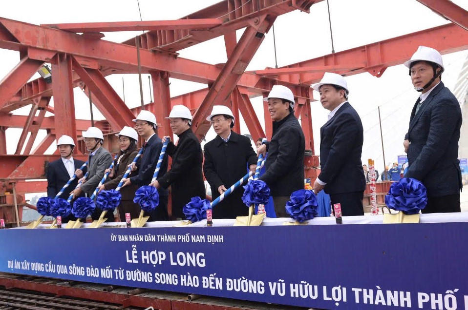 Nam Định tổ chức lễ hợp long cầu vượt sông Đào