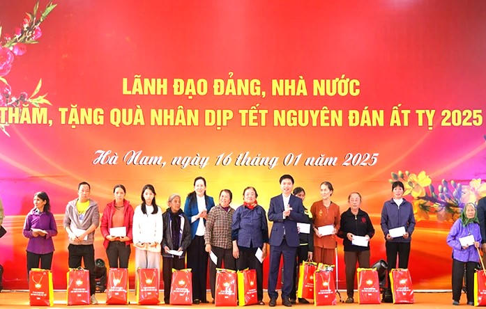Chủ tịch MTTQ Việt Nam Đỗ Văn Chiến thăm, tặng quà Tết tại tỉnh Hà Nam