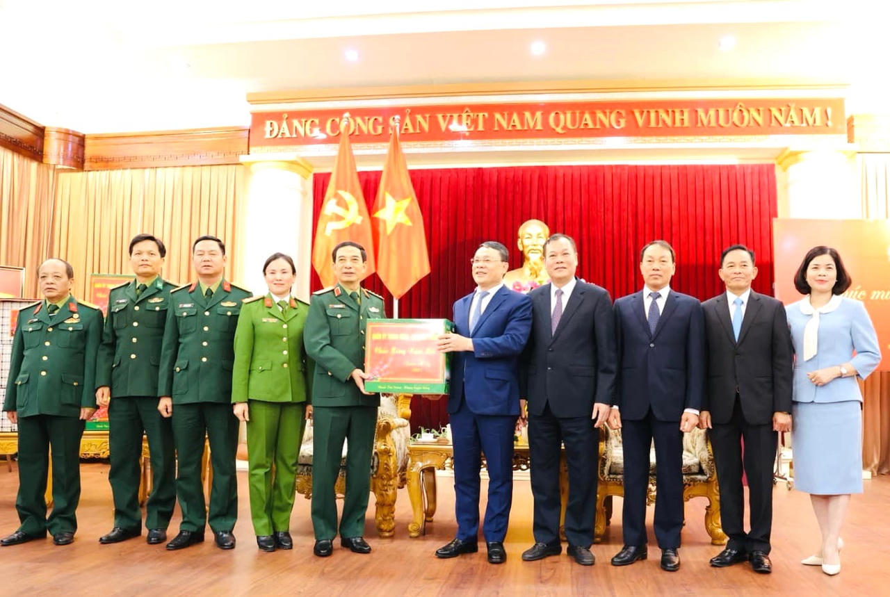 Bộ trưởng Quốc phòng thăm và tặng quà tại Nam Định