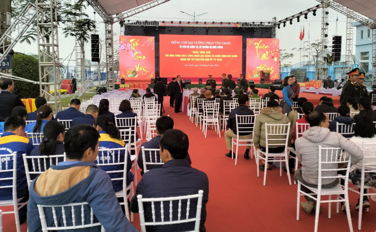 Bộ trưởng Quốc phòng thăm và tặng quà tại Nam Định