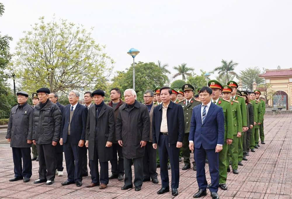 Trao cây Ngâu – kỷ vật của liệt sỹ Lê Văn Ước cho đền liệt sỹ huyện Giao Thủy