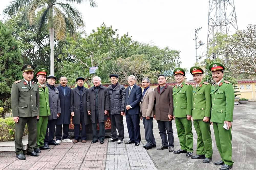 Trao cây Ngâu – kỷ vật của liệt sỹ Lê Văn Ước cho đền liệt sỹ huyện Giao Thủy