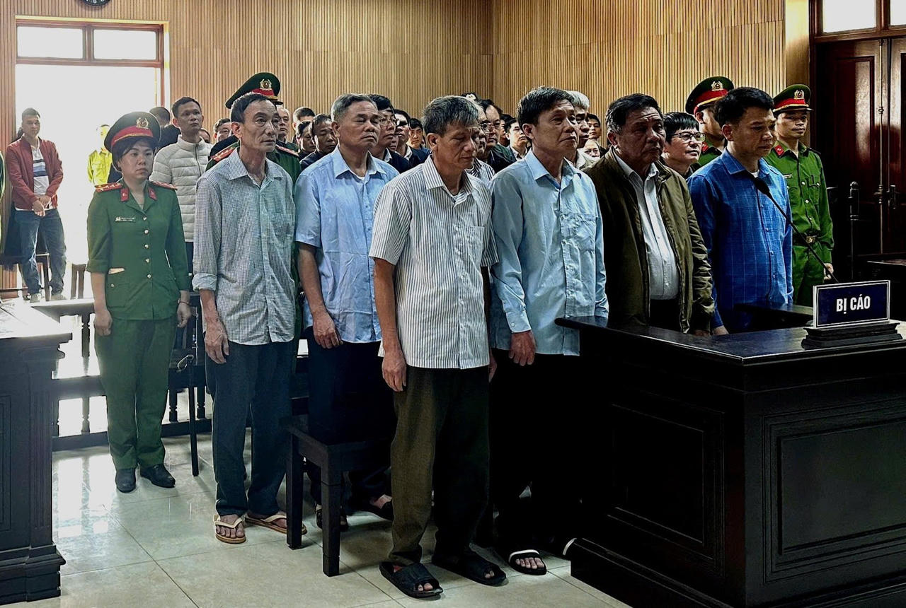 13 cựu cán bộ xã hầu tòa