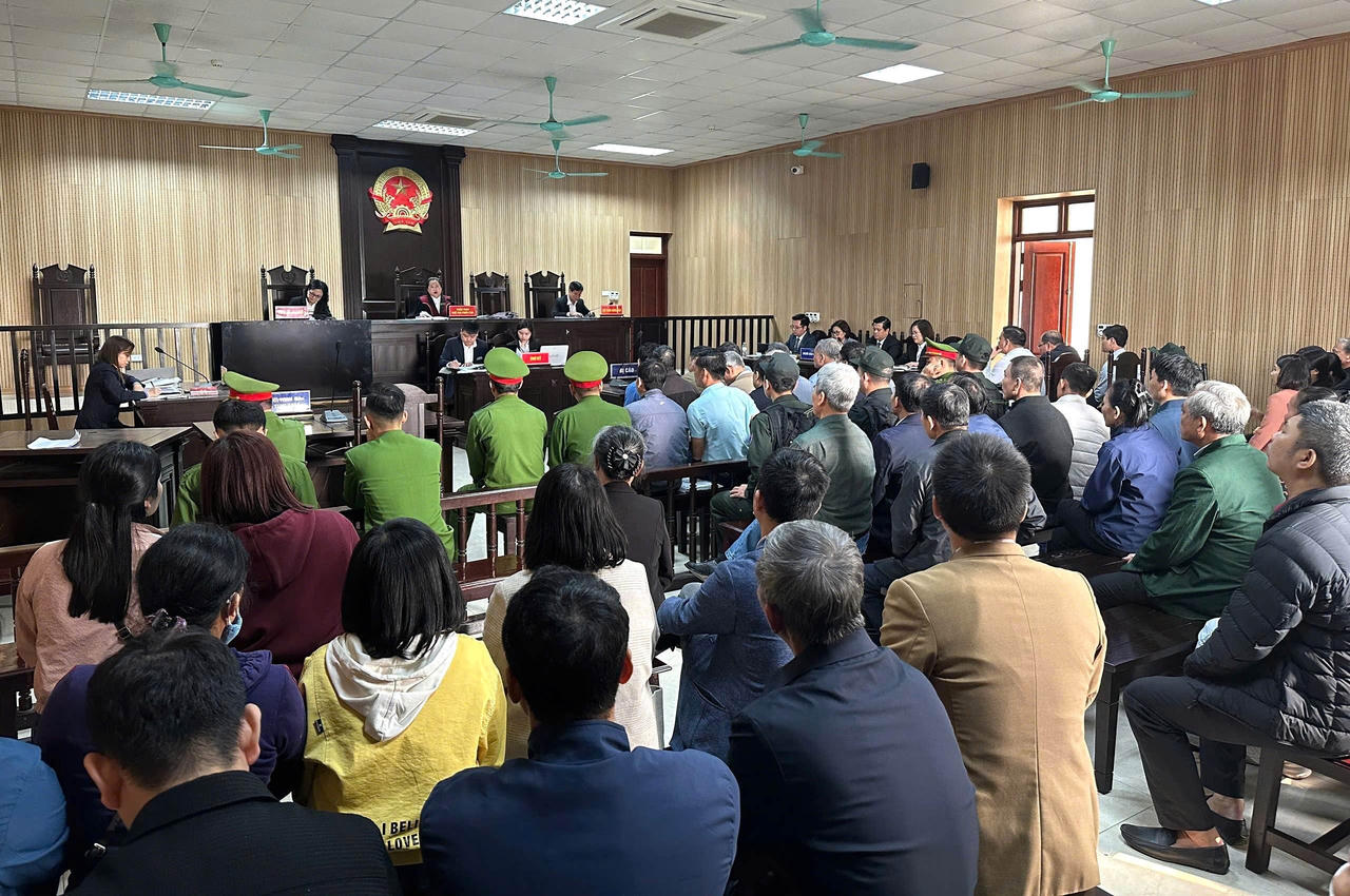 13 cựu cán bộ xã hầu tòa