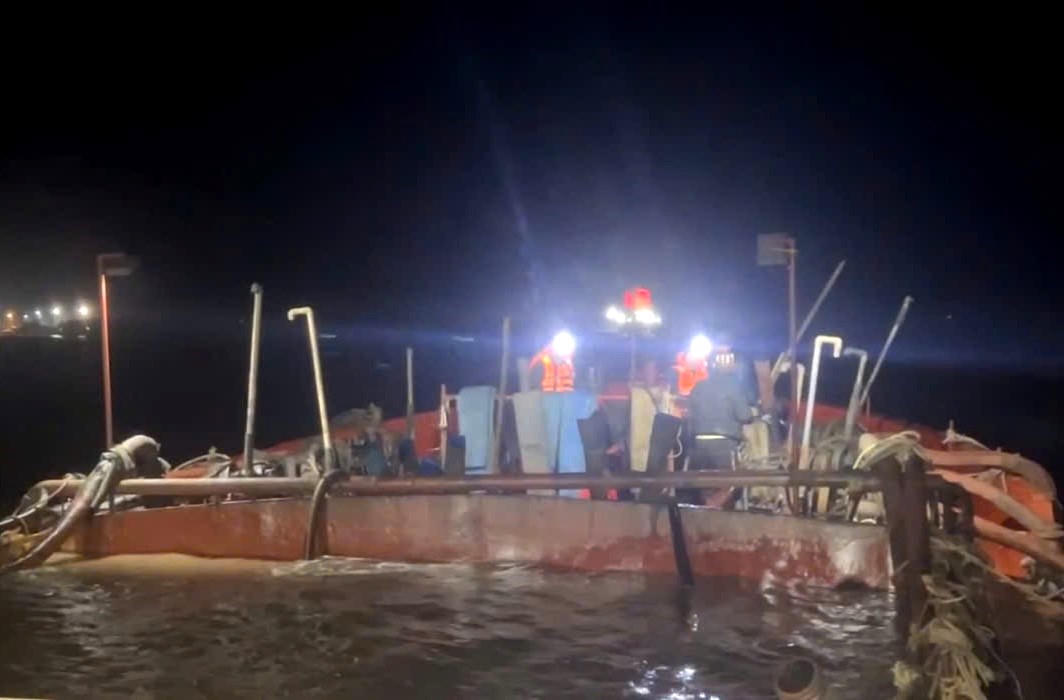 Bắt giữ 7 tàu khai thác cát trái phép