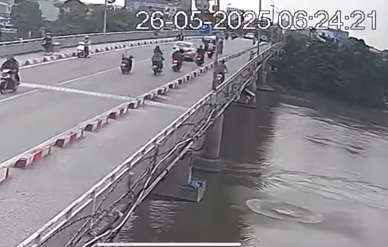  Cô giáo lao xuống sông Đào để cứu một học sinh lớp 12 khỏi đuối nước.