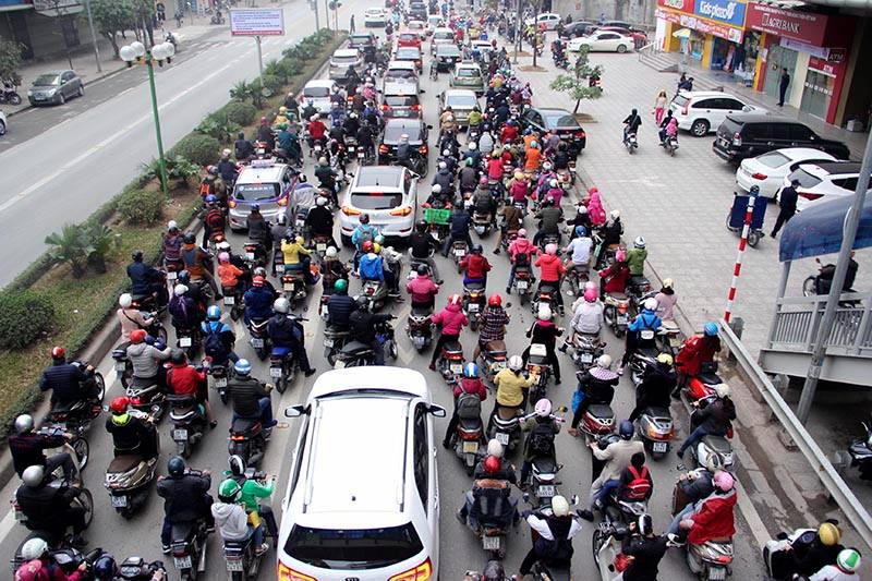 Xe buýt nhanh Hà Nội bị xe máy biến thành...chậm 