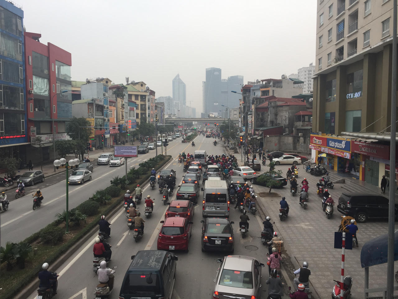 Xe buýt nhanh Hà Nội bị xe máy biến thành...chậm 