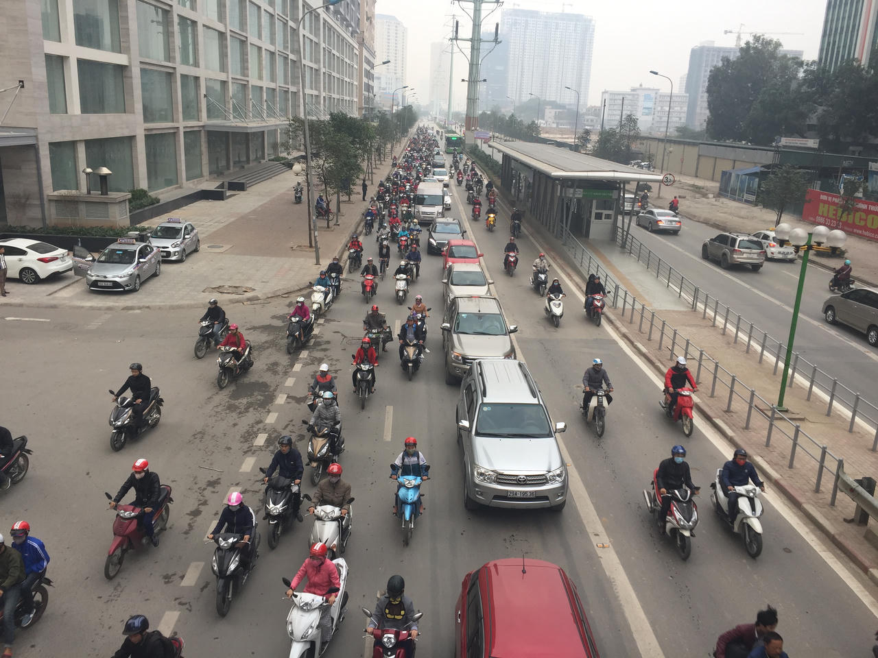 Xe buýt nhanh Hà Nội bị xe máy biến thành...chậm 