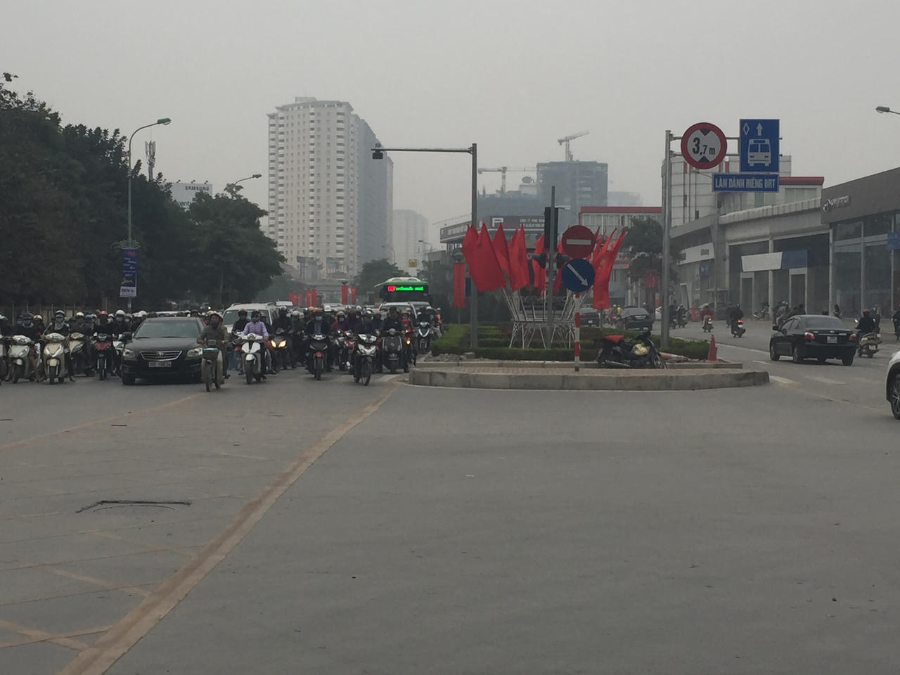 Xe buýt nhanh Hà Nội bị xe máy biến thành...chậm 