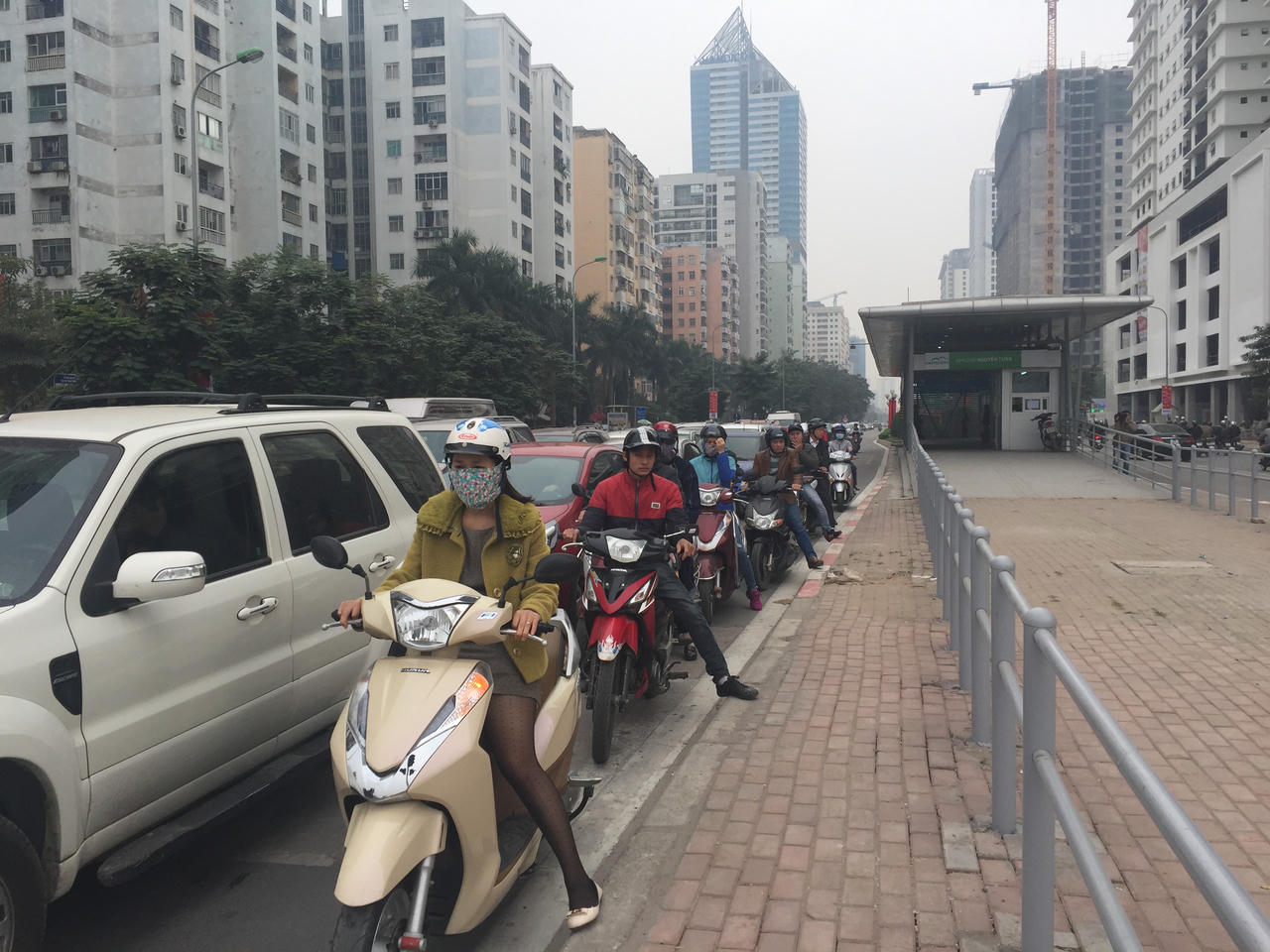 Xe buýt nhanh Hà Nội bị xe máy biến thành...chậm 