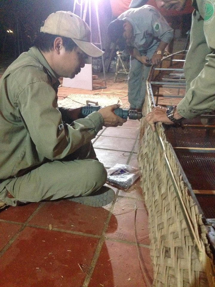 Quảng Ngãi: Đón Tết Đinh Dậu với cặp gà khủng bằng lá dừa nước.