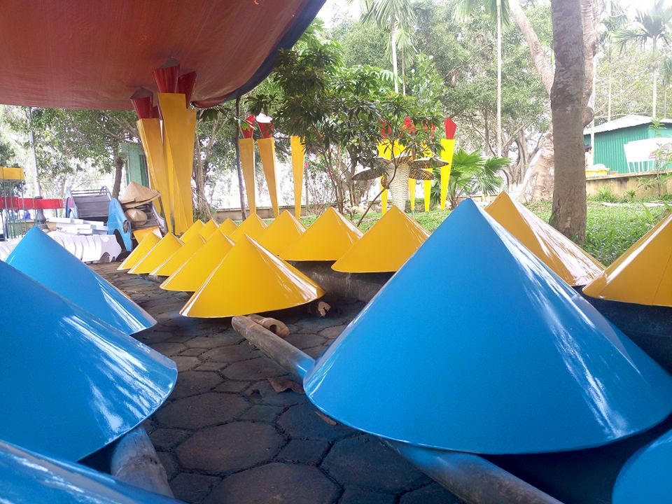 Quảng Ngãi: Đón Tết Đinh Dậu với cặp gà khủng bằng lá dừa nước.