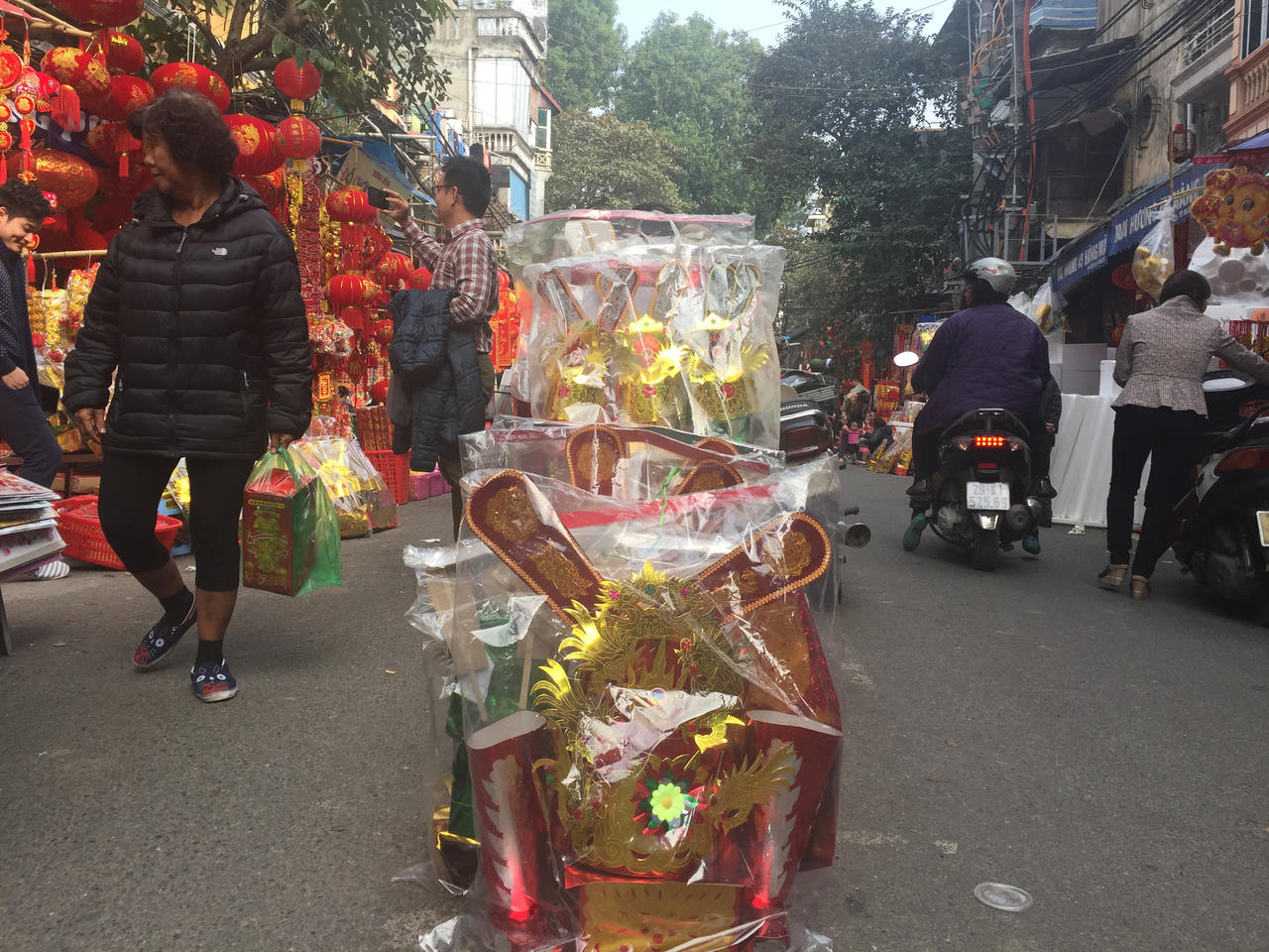 Phố Hàng Mã đỏ rực đón ngày Tết ông Táo