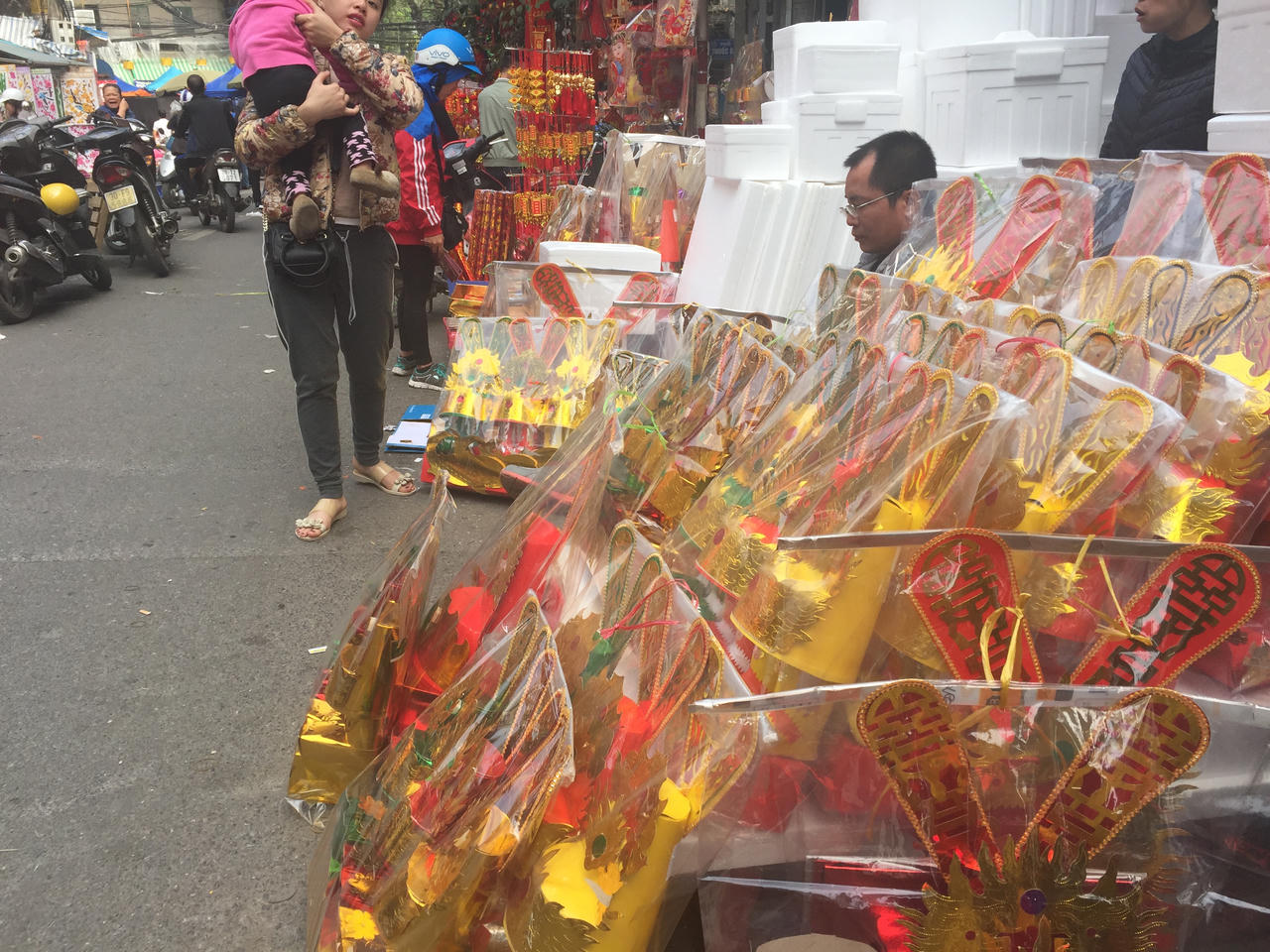 Phố Hàng Mã đỏ rực đón ngày Tết ông Táo