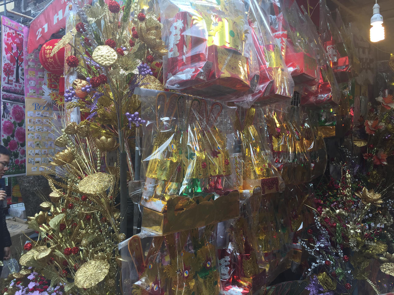 Phố Hàng Mã đỏ rực đón ngày Tết ông Táo