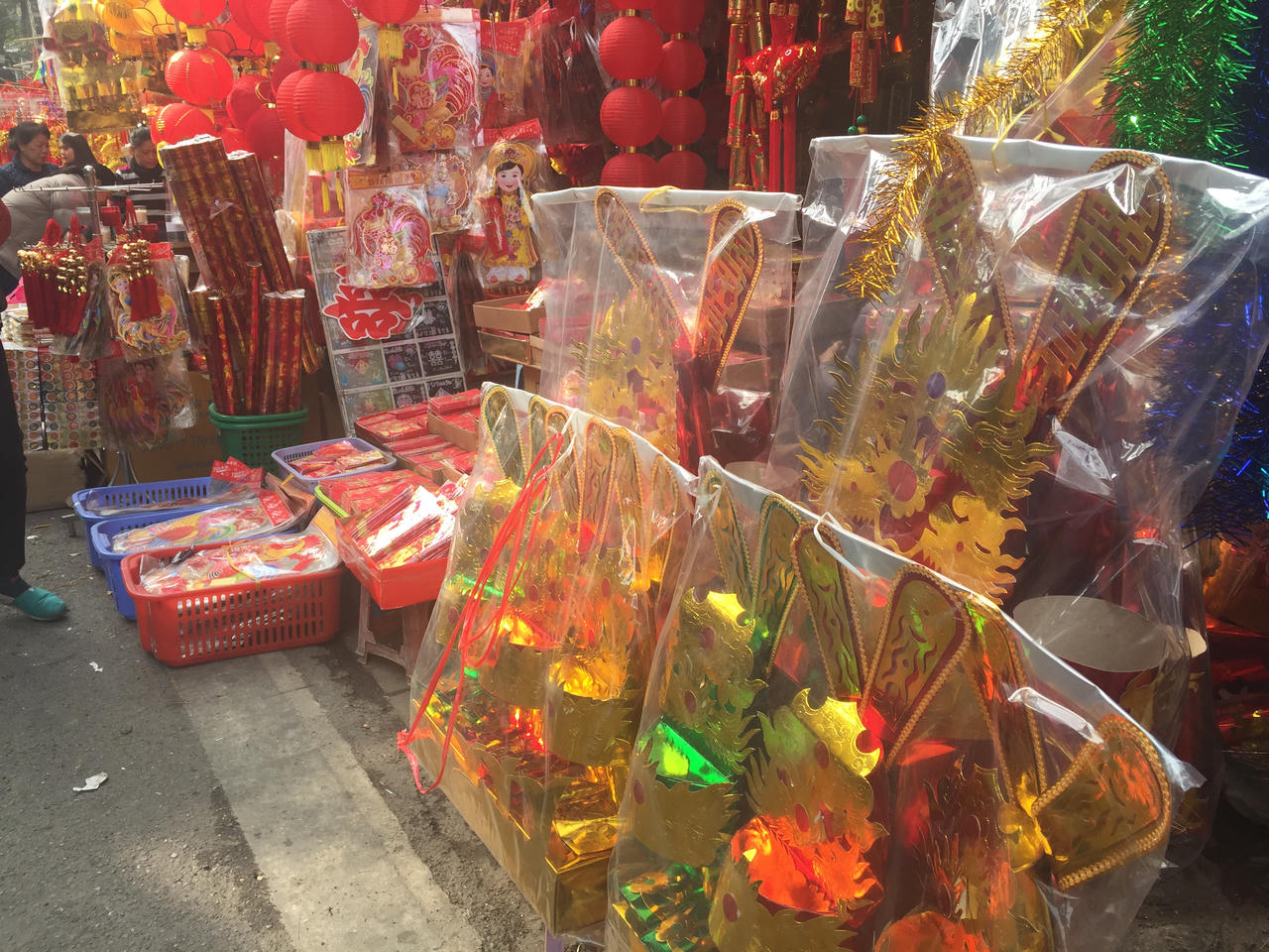 Phố Hàng Mã đỏ rực đón ngày Tết ông Táo