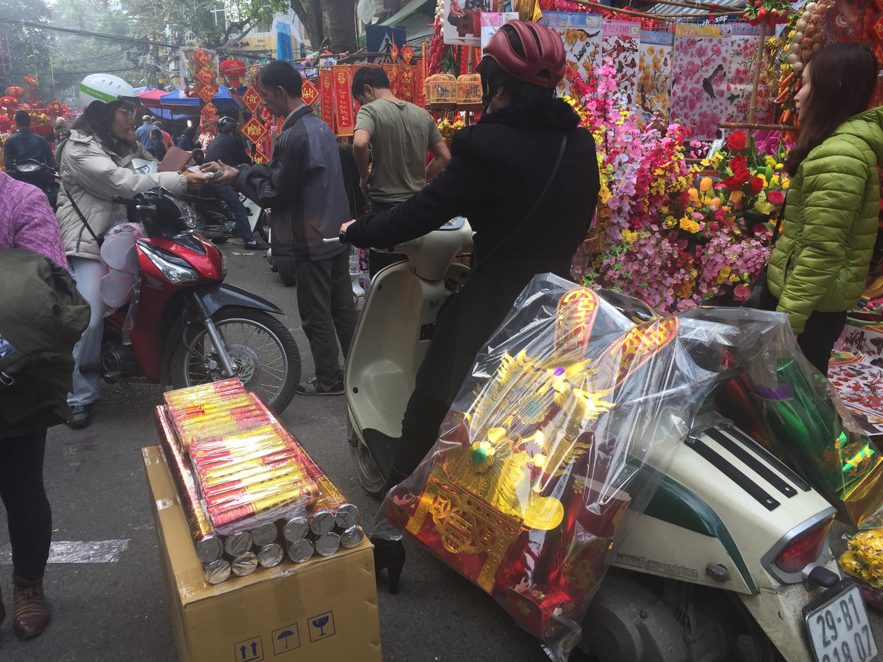 Phố Hàng Mã đỏ rực đón ngày Tết ông Táo