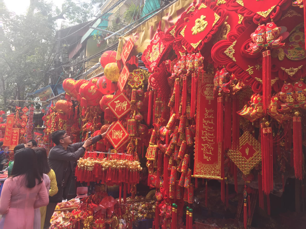 Phố Hàng Mã đỏ rực đón ngày Tết ông Táo
