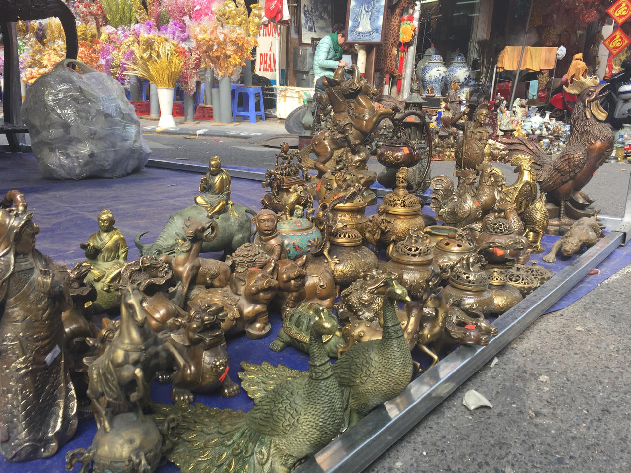 Phố Hàng Mã đỏ rực đón ngày Tết ông Táo