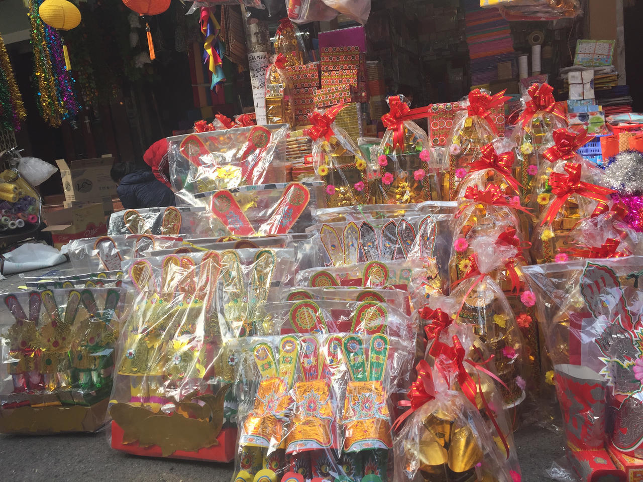 Phố Hàng Mã đỏ rực đón ngày Tết ông Táo