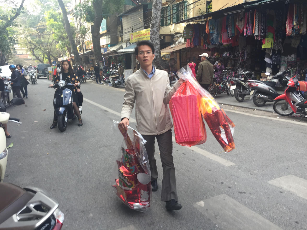 Phố Hàng Mã đỏ rực đón ngày Tết ông Táo