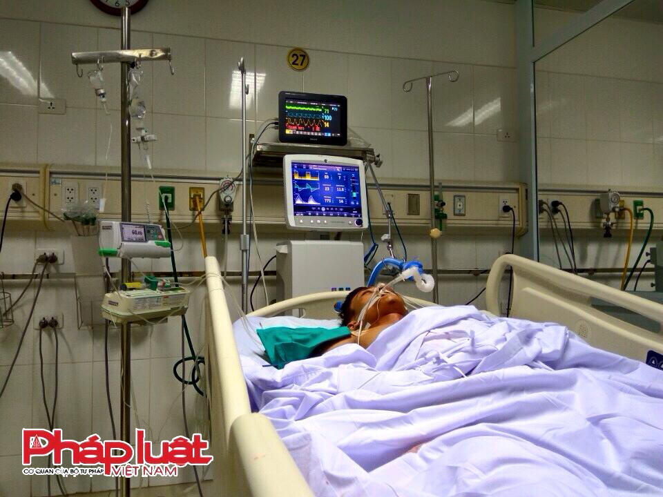 Xe tình nguyện gặp nạn giáp Tết, hai người vẫn nguy kịch.